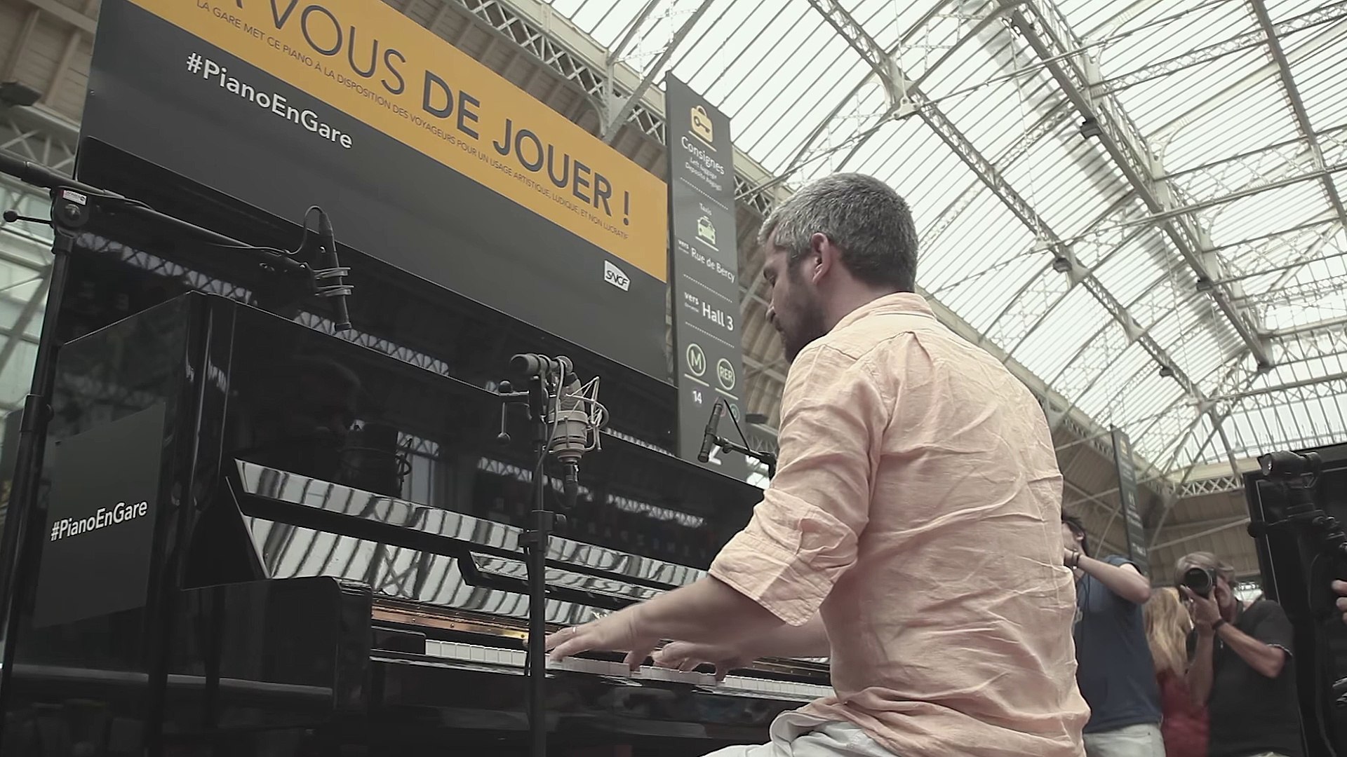 Grégoire reprend Oasis avec un piano dans une gare - Vidéo Dailymotion