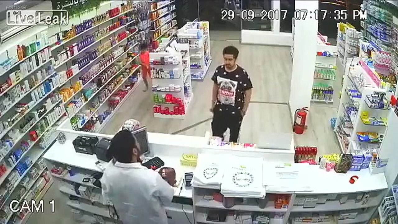 Un enfant de 6 ans vide la caisse d'une pharmacie à l'aide de son père !