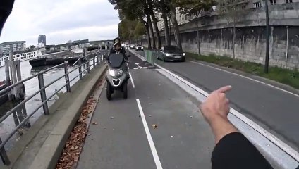 Une dispute entre des scooteristes et des cyclistes à paris !
