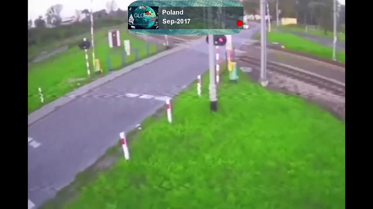 Pologne : Un chauffeur de bus traverse un passage à niveau malgré le signal !