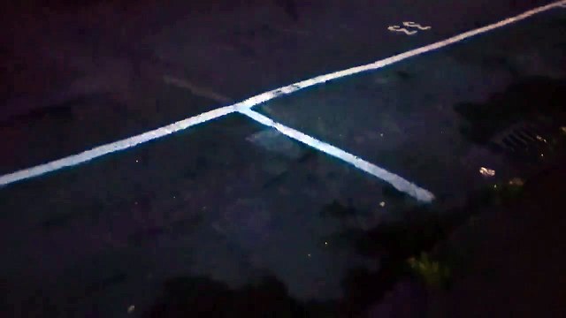 Des jeunes provoque un accident par leur blague de la corde invisible et prennent la fuite !