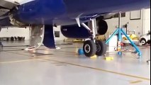 Airbus A320 landing gear swing
