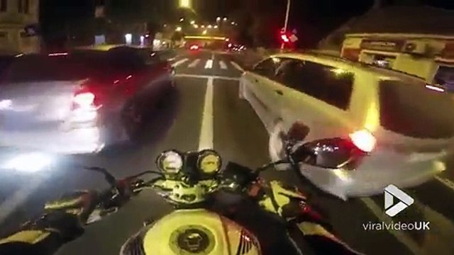 Quand un gros kéké en golf V GTI veut faire la course avec une moto, ça finit forcément en carton
