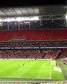 Atterrissage d'un avion en papier dans un but du stade de Wembley