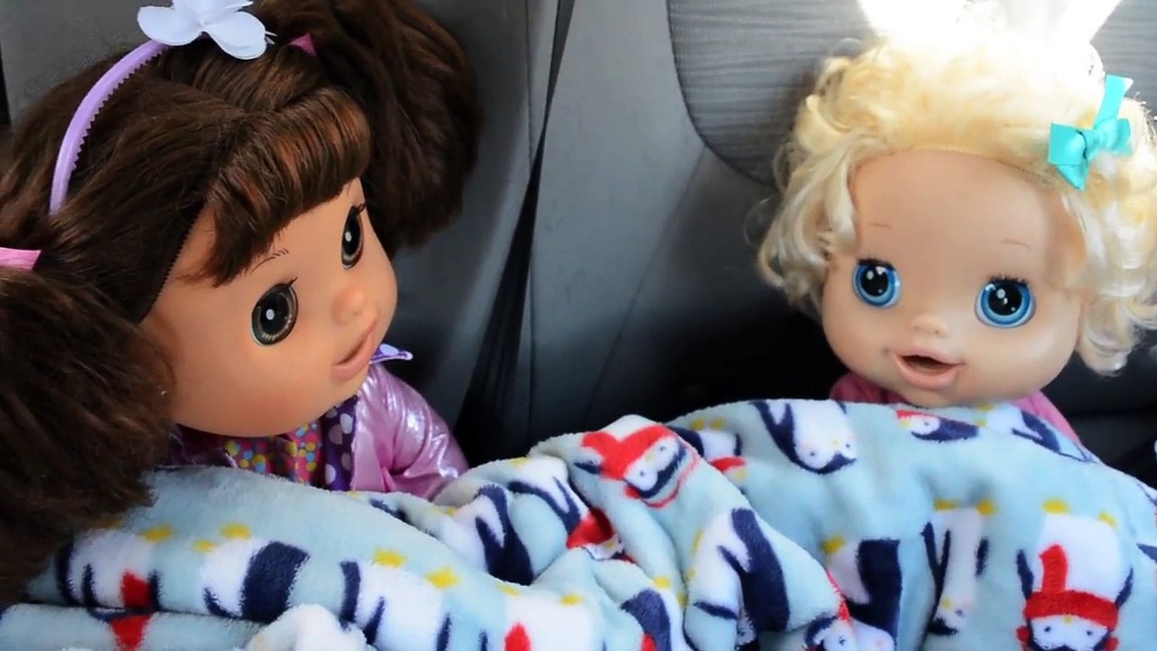 Baby Alive Plays In Snow! Molly Forgot Her Shoes! - Baby Alive Vacation Series