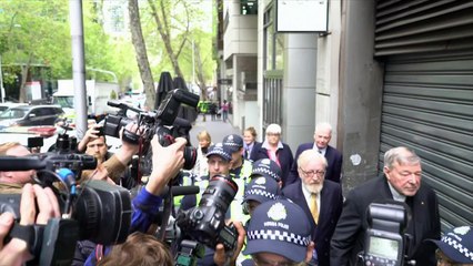 Cardeal suspeito de abuso comparece a tribunal