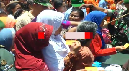Ribuan Warga dan Balita Rela Dijemur Demi Sembako Gratis dari TNI