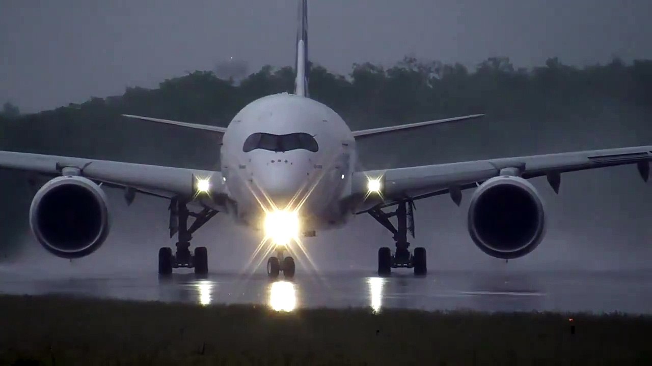 Airbus A350 XWB Heavy Rain - Water Spray Takeoff
