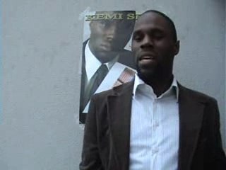 KEMI SEBA prévient un groupe de SKINHEADS