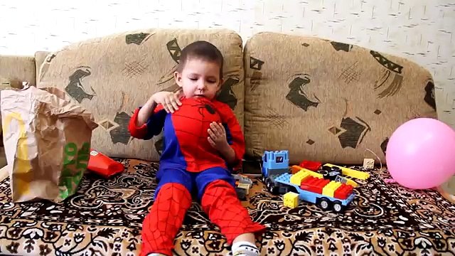 ЧЕЛОВЕКА ПАУКА ПРИДАВИЛО ДИВАНОМ! Супермен не может найти Человека паука/ В реальной жизни