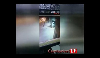 Üniversiteye giremedi güvenlikçileri yaraladı... Olay anı kamerada