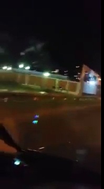 Serenos son grabados jugando en subibaja en la madrugada