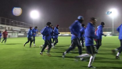 Trabzonspor yağmur altında çalıştı