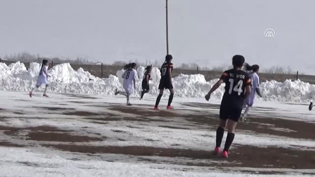 Futbol: Yıldız Kızlar Türkiye Şampiyonası - Van Yolspor: 3 - Hakkarigücü: 0