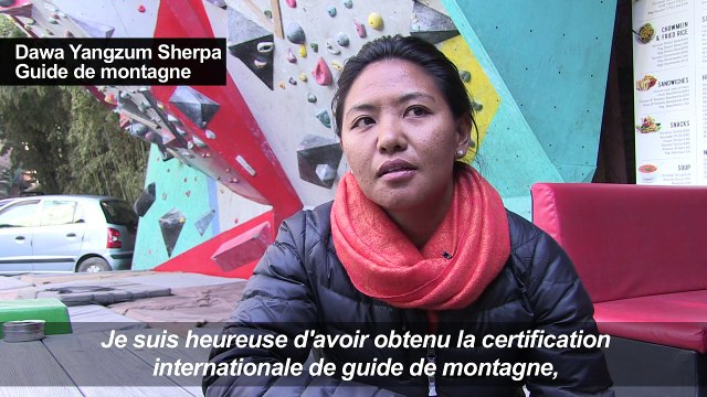 Au Népal, une Sherpa conquiert de nouveaux sommets