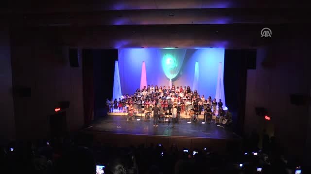 Diyarbakırlı Öğrencilerden Yöresel Türküler ve Oyun Gösterisi