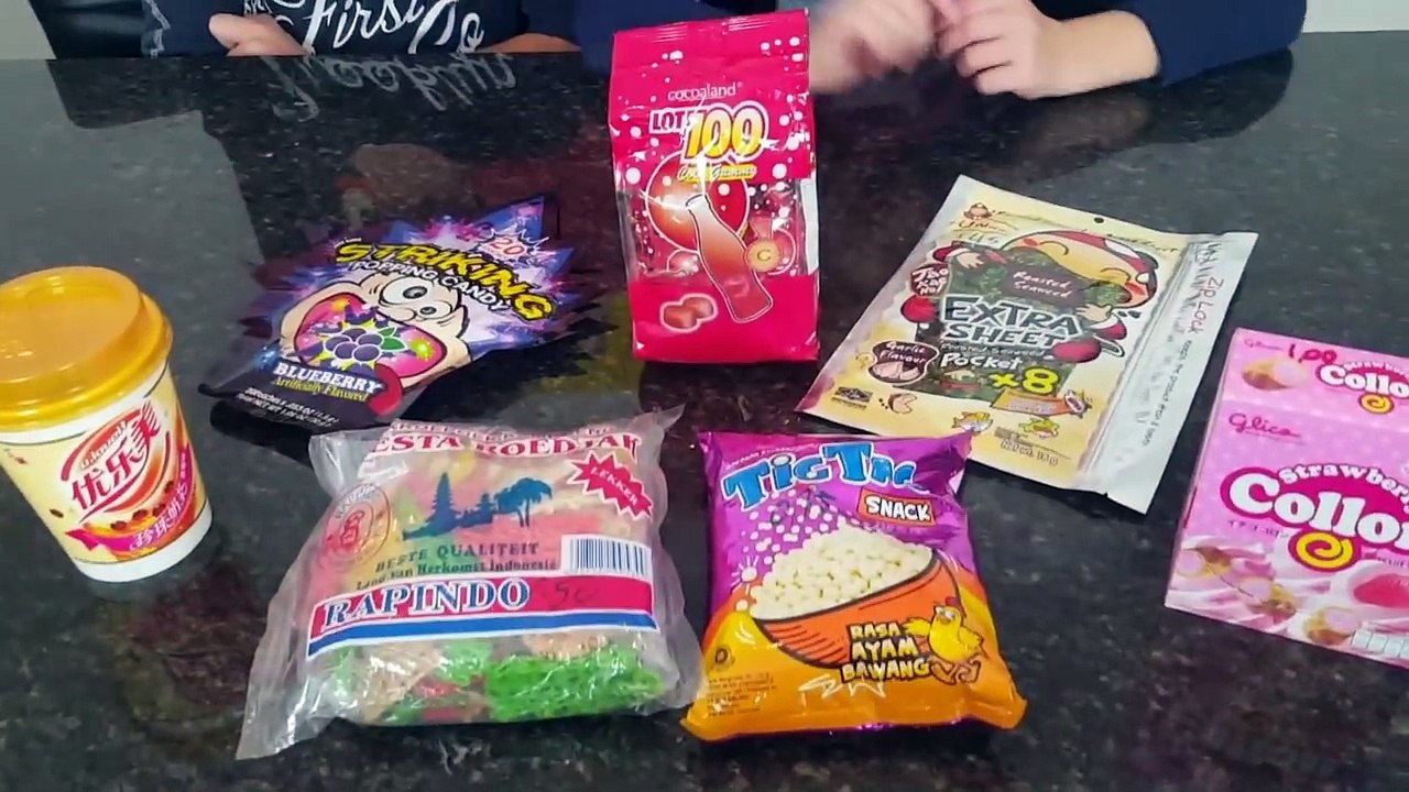 SNOEP TEST AZIE!! - Meest Bizarre Snoep EVER! uit Azie - Bibi en Tobias (Nederlands)