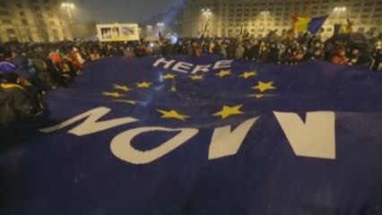 Unos 50.000 rumanos protestan bajo la nieve contra la corrupción