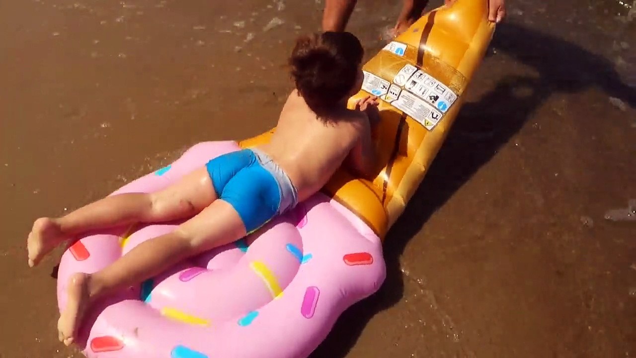 Fun babies with water Kids playing in the water Funny videos-fjlWPQKHKX4