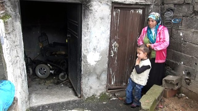 Akülü tekerlekli sandalyesi yandı eve hapsoldu