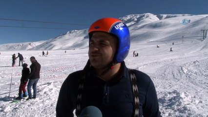 Beklenen kar geçte olsa yağdı, kayak merkezi açıldı