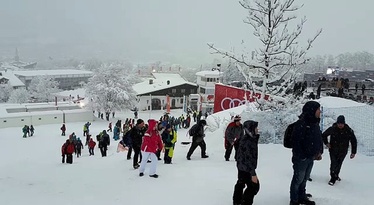 Les spectateurs arrivent à Kitzbühel avant le slalom