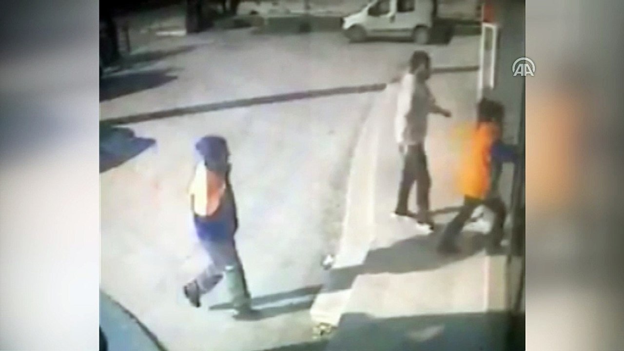 Çaldığı paraları kaçarken düşüren kapkaççı güvenlik kamerasında - İZMİR