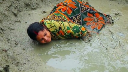 Regardez comment on peche le poisson le plus prisé d'Inde... Technique incroyable