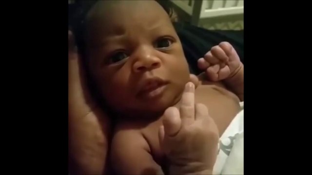 Quand ton bébé te fait un doigt.. Si jeune et déjà malpoli