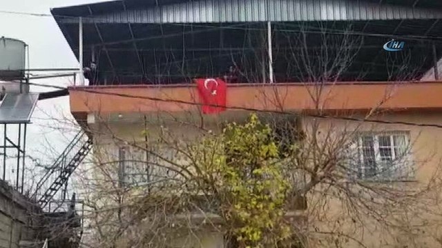 Hatay'ın Hassa ilçesinde ev ve iş yerlerine bayraklar asıldı
