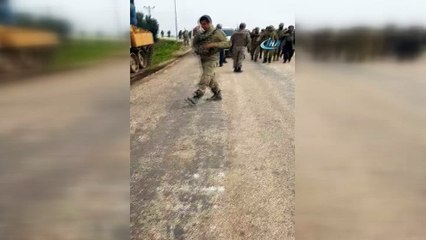 Suriye tarafına geçmek için hazırlık yapan ÖSO askerleri kamerada