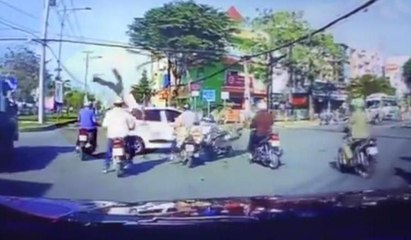 Korkunç kaza kamerada... Metrelerce havaya uçtu