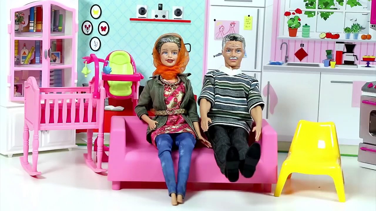 Barbie ve Ailesi Bölüm 127 - Kızlar banyoda - Çizgi film tadında Barbie oyunları