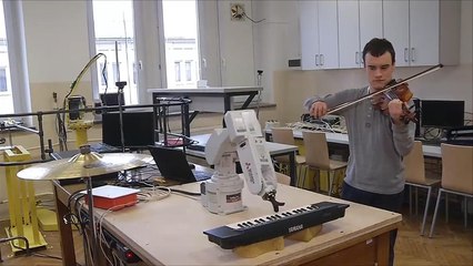 هذا الصباح- بولندي يخترع ذراعا باستطاعتها العزف على البيانو