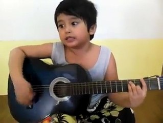 Masih kecil Bakat bernyanyi nya sudah jelas terlihat,. Dengerin suaranya gaess...