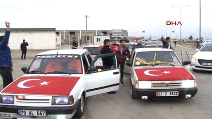 Kilis'te Gençler Konvoy Oluşturup Askere Destek Verdi