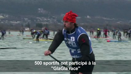 Course de paddle sur l'eau à 5 degrés du Lac d'Annecy