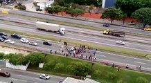 Motorista fura bloqueio e atropela manifestantes em São Paulo