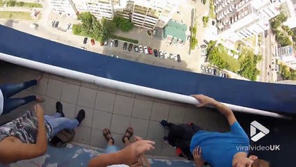 Selfie... sur le rebord d'un balcon au 23ème étage de l'immeuble !