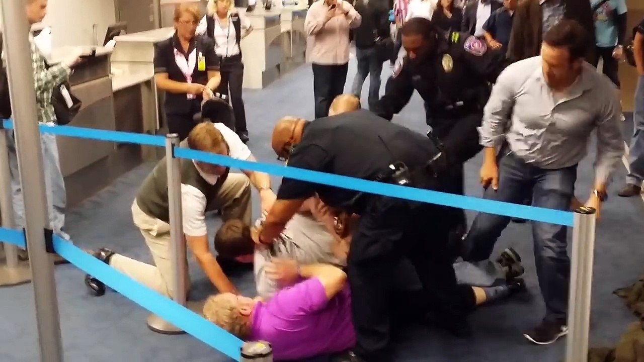 DALLAS AIRPORT FIGHT CAUGHT ON VIDEO - 10/23/2014