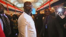 Weah asiste a una ceremonia religiosa antes de ser presidente de Liberia