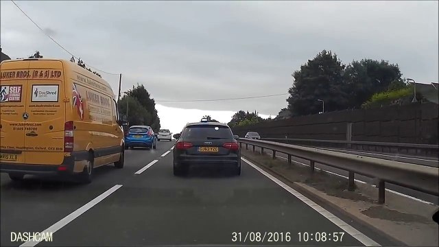 Quand des conducteurs bloquent une voiture de police en pleine intervention