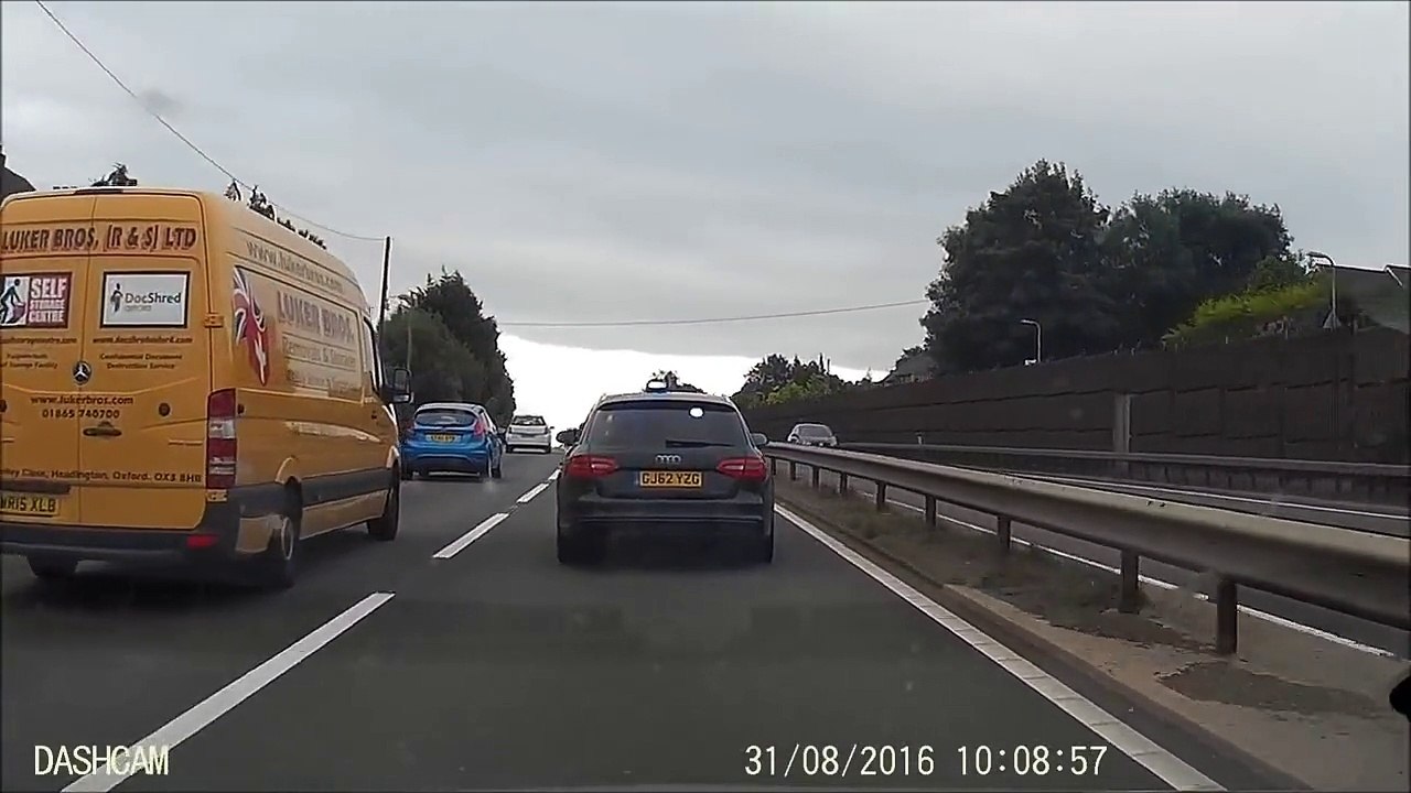 Quand des conducteurs bloquent une voiture de police en pleine intervention