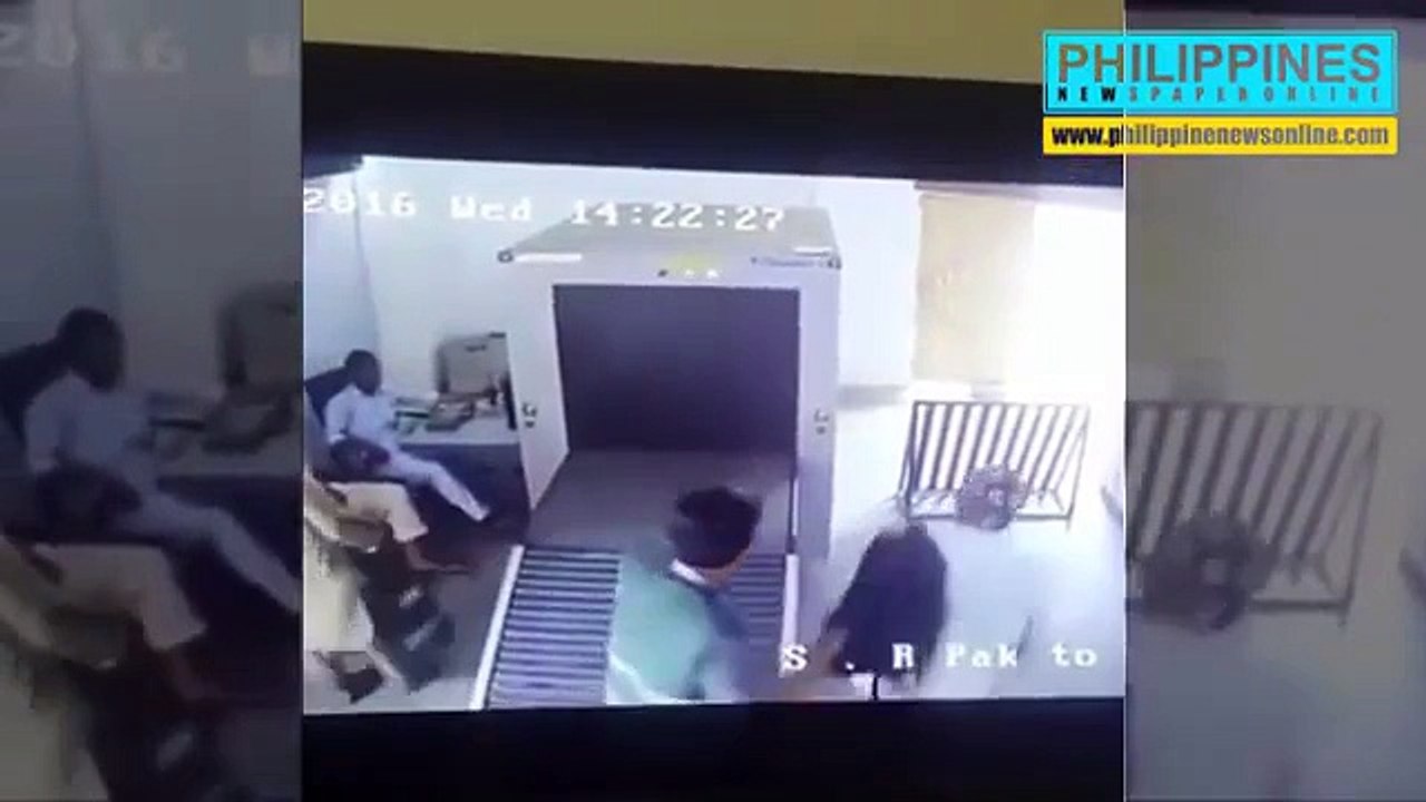 Ce débile se glisse le scanner à bagages de l'aéroport...