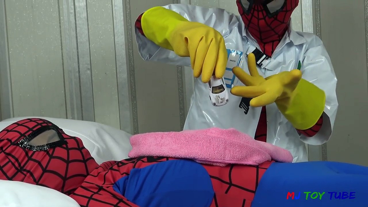 DOC MCSTUFFINS TUMMY ACHE CHECK-UP w/ SPIDERMAN GETS MAGIC SURGERY ON TUMMY