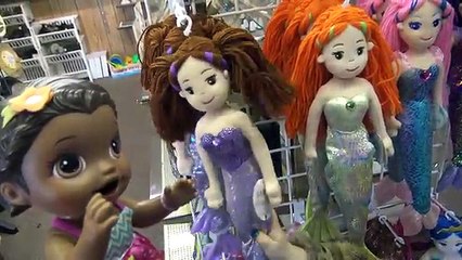 BABY ALIVE has a FUN DAY at the BEACH! SWALLOWED by the OCEAN. The Lilly and Mommy Show