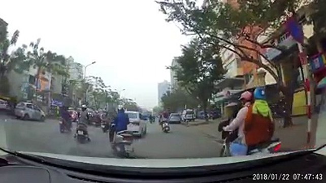 Ninja đường phố húc xe vào ô tô để tìm đường ra