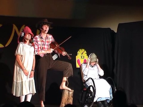 La Troupe de théâtre avec ma cousine Patricia Segura qui joue Caroline Ingalls . Trop drole !
