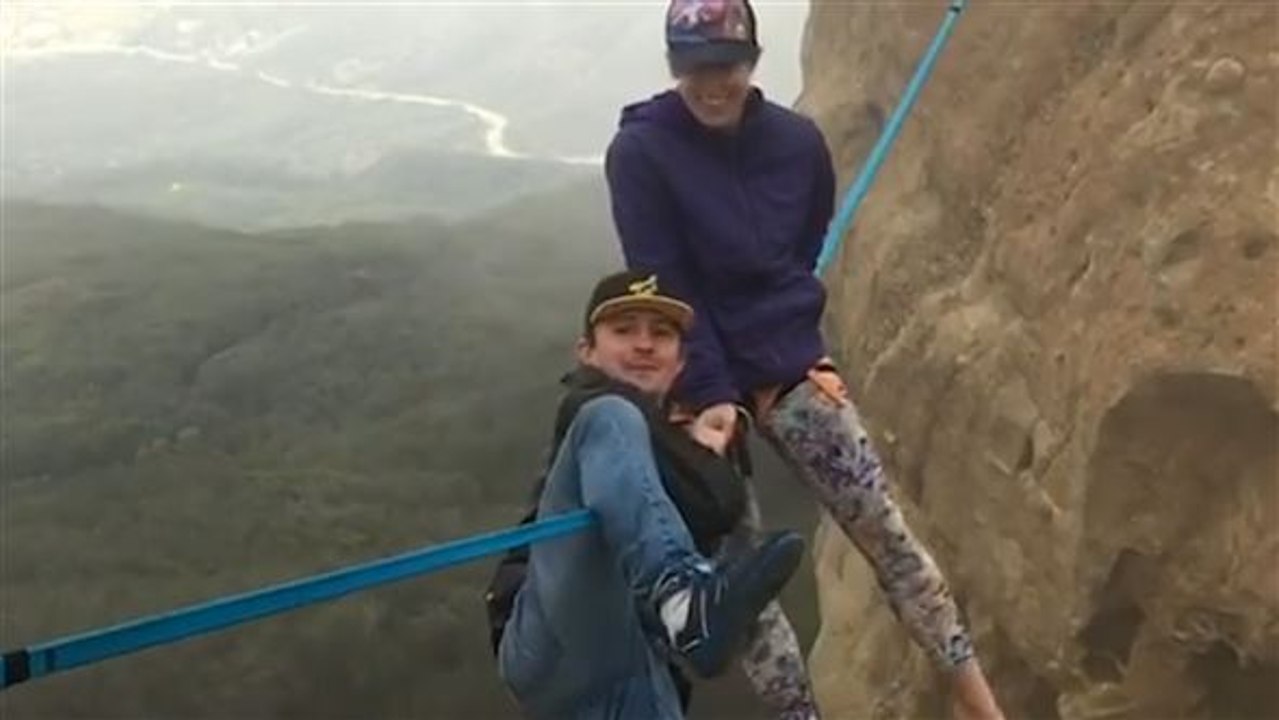 Liebe über dem abgrund: heiratsantrag auf slackline