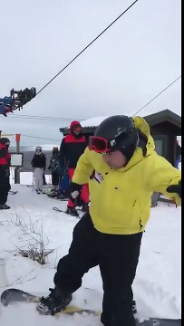 Première fois en snowboard : ils se ramassent au tire-fesses un par un !